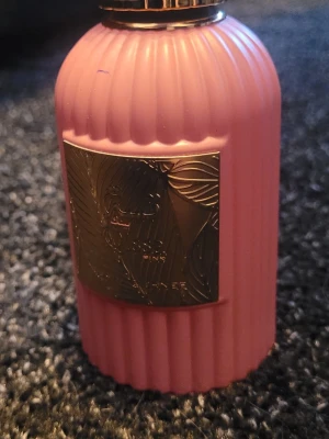 Paris corner  - Toppnoter: Äpple, Kokos Hjärtnoter: Viol, Jasmin, Ros Basnoter: Cederträ, Sandelträ, Patchouli, Vanilj, Socker .. ni ser strecket va mycket det är kvar.  Köpte själv denna för 290 på lyko. Den är jättegod och söt doft.  Doftar som bäst när den suttit på i 10 minuter minst tycker jag själv.  Men hinner inte använda alla mina.