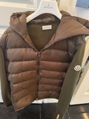 Moncler cardigan  - Moncler cardigan i mörk grönt.   Helt ny.  Storlek 3XL ,men skulle säga att den passar dig som har xxl 