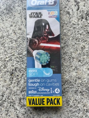 Oral-B Star Wars borsthuvuden barn - Oral-B extra mjuka borsthuvuden för eltandborste, Star Wars-design för barn från 3 år. Förpackningen innehåller 4 borsthuvuden med motiv av Darth Vader. Passar flera Oral-B eltandborstar. Perfekt för barn som gillar Star Wars.