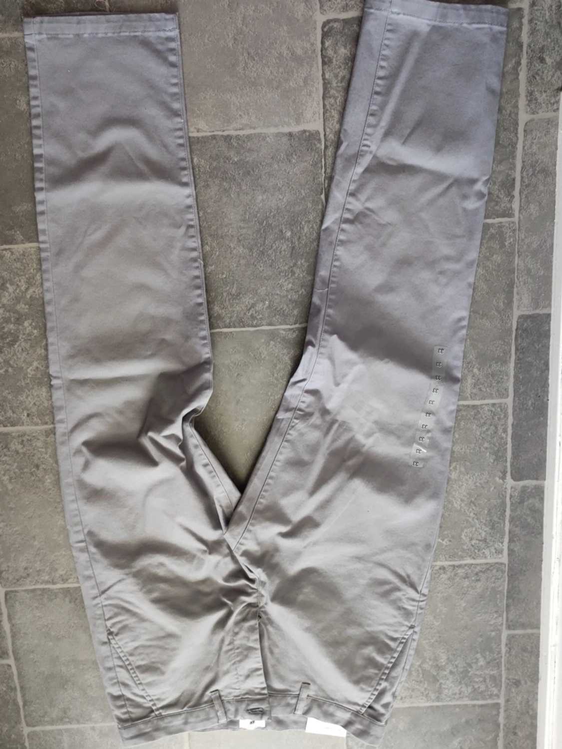 Ljusgrå chinos med rak passform