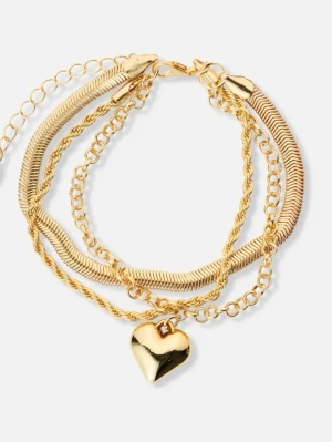 Guldarmband med hjärthänge - Snyggt guldarmband med flera kedjor i olika stilar och ett glansigt hjärthänge. Armbandet har en mix av ormkedja, tvinnad kedja och klassisk länk, vilket ger en trendig lager-på-lager-look. Perfekt accessoar för att lyfta din outfit.