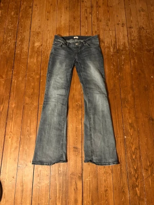 Blå bootcut jeans med slitningar - Snygga blå bootcut jeans med lätt slitna detaljer och klassisk femficksdesign. Jeansen har låg midja och utsvängda ben, perfekta för en avslappnad och trendig look. Tillverkade i denim med en tvättad finish, original pris 699 ( pris kan diskuteras 💕)