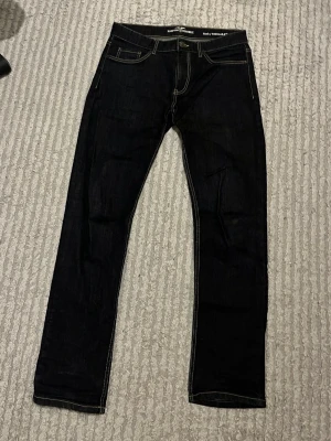Mörkblå jeans från Hamton Republic  - Säljer dessa mörkblå jeans från Hamton republic storlek 31/34. Dem är använda men är fortfarande i utmärkt skick. Hör av dig vid funderingar!