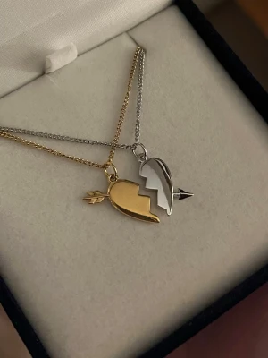 Maria Nilsdotter ”You and Me” Necklace inspired - Aldrig använda, 18K guldpläterad och silver pläterad och tillverkade i rostfritt stål. Kedjornas längd är 40+5 cm och nickelfria. Om du har fler frågor, tveka inte att höra av dig 🤗