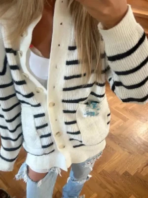 Vit kofta med svarta ränder - Jättesöt vit kofta med svarta ränder från Cider. Lite oversized. Den är köpt här på Plick och första bilden är lånad🤍 Är i storlek xs men är somsagt lite Oz så passar säkert några storlekar upp.🫶