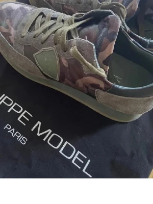  Philippe Model - sneakers från Philippe Model, väldigt fina och är i superbra skick, strl 42! 