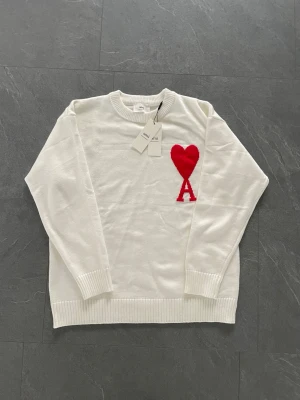 Vit stickad tröja från Ami Paris - Vit stickad tröja från Ami Paris i storlek M. Riktigt stilren. Helt ny, inte använd. Hojta till om ni har frågor eller funderingar! /NQ_Wardrobe