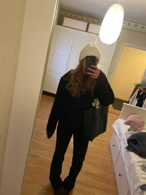 Svarta bootcut-jeans från Cheap Monday - Säljer ett par svarta bootcut-jeans från Cheap Monday low waisted. Storlek 25/32 dem är dock upptrampade nere vid fötterna. Skicka om du har någon fråga💕