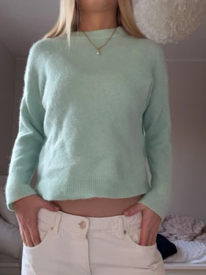 Turkos stickad tröja - Säljer denna så fina turkosa stickade tröjan från other stories🩵🩵🩵🩵