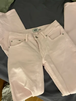 Rosa jeans  - Säljer dessa rosa jeans från lager helt nya ingen lapp kvar dock men köpta för 400kr