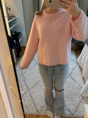 Ljusrosa stickad tröja -  ljusrosa stickad tröja med rund 