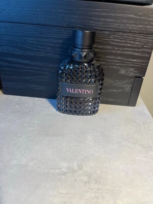 Valentino Born in roma uomo intense edp - Valentino born in roma uomo intense edp | 50ml cirka 25ml kvar | fler bilder går att fixa | säljer för att den ej kommer till användning⭐️