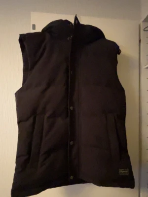 ***Superdry dunväst*** - Snygg svart dunväst med huva Superdry.