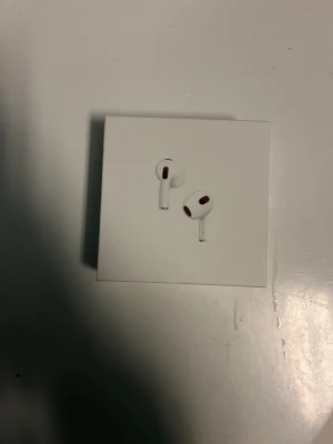 AirPods Pro 2 - Säljer ett par Apple AirPods 3 i mycket fint skick. Komplett med originalförpackning, laddningsetui och USB-C laddkabel. Hörlurarna är rena och fungerar utmärkt, inga synliga repor eller skador. Perfekt för trådlös musik och samtal med hög ljudkvalitet.