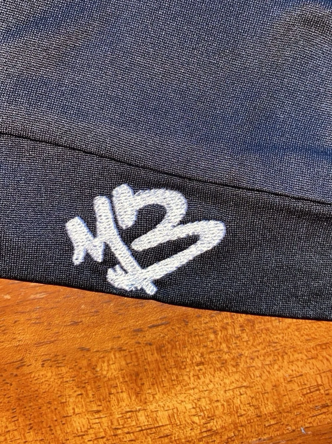 Svart mössa med vit M3-brodyr - 1