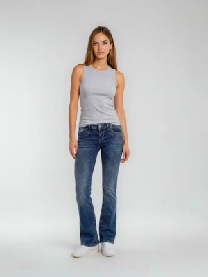 Blå bootcut jeans  - Snygga blå bootcut jeans med utsvängda ben och klassisk femficksmodell. Jeansen har en mellanblå tvätt med lätt slitning och låg midja. Perfekta för en trendig och avslappnad look.