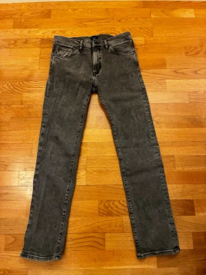 Svarta raka jeans i vintage-stil - Snygga svarta jeans med rak passform och klassisk femficksdesign. Jeansen har en tvättad vintage-look och normal midja. Perfekta för en avslappnad och trendig stil. Materialet är troligtvis bomull med lite stretch.