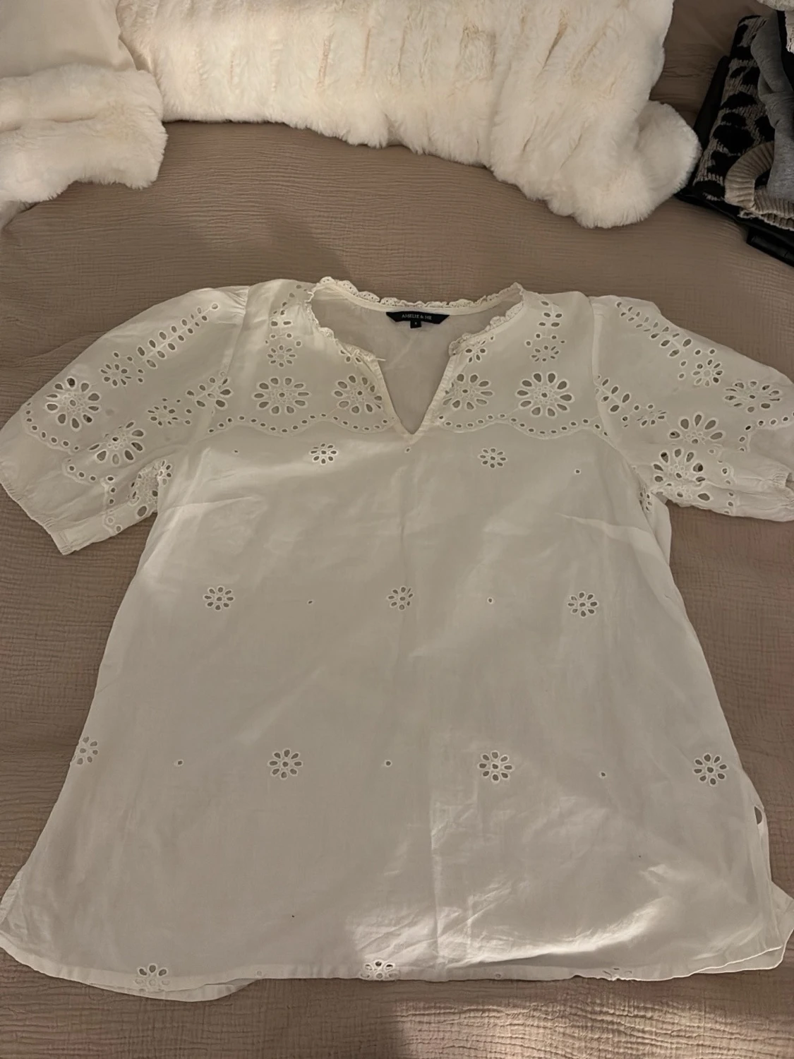 Vit blus med broderade detaljer