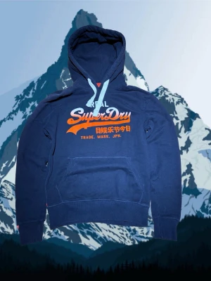 Superdry hoodie M - Säljer en sjukt snygg svart Superdry hoodie i storlek M. Den är i mycket bra skick 9/10. Bara att höra av er vid frågor!😃