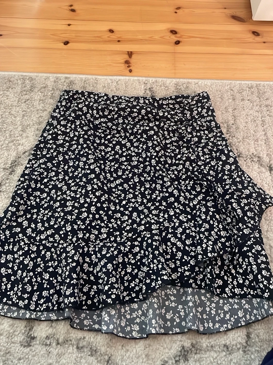 Blommig volangkjol i mörkblått