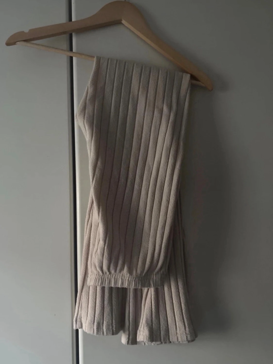 Beige ribbad långärmad topp, set med byxor - 1