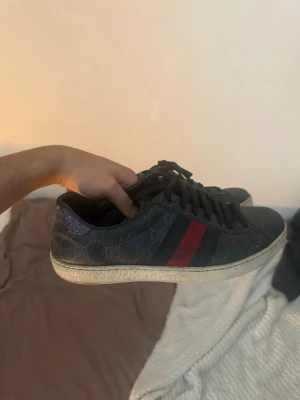 Gucci Ace - Säljer ett par svarta Gucci Ace skor storlek 6 (40) hör av er vid funderingar!! 