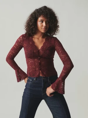 Vinröd spets topp med vida ärmar - En jättefin vinröd spets topp med vida ärmar från gina i nyskick förutom att trådarna på sömmarna har gått upp som man ser på sista bilden. Var så när jag köpte den och inget som påverkar användingen av toppen då det inte är något man tänker på när man bär den💞nypris 359 kr💞