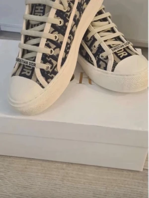 Christian Dior Oblique sneakers låga - Säljer ett par dior sneakers i storlek38 men sitter som 37, helt i ny skick och ser exakt ut som på bilden. Säljer bara för de är för små för mig inga defekter. Hade kunnat sänka pris vid snabbt köp. Innersulan är 24,2 cm