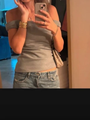 Off shoulder topp  - Säljer en classy, grå topp från Zara i alla storlek S, använd 2 gånger och kan postas idag🩵