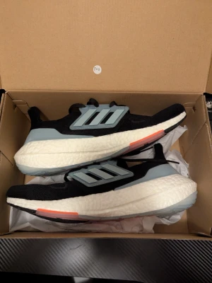 Adidas ultraboost 22 - Hej! Dessa skor är helt nya, aldrig använda och i sin original box.   Ny pris på dessa skor ligger på 1800-2200 kr och mitt är 700kr   Jag kan frakta runt hela Sverige, mötas upp i Göteborg eller närliggande stad.  Tveka inte på att höra av dig vid fler frågor eller om du vill ha fler bilder. 