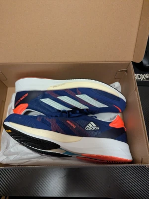 Adizero Adios 6 M - Hej! Dessa skor är helt nya, aldrig använda och i sin original box.   Ny pris på dessa skor ligger på 1300-1600 kr och mitt är 550 kr   Jag kan frakta runt hela Sverige, mötas upp i Göteborg eller närliggande stad.  Tveka inte på att höra av dig vid fler frågor eller om du vill ha fler bilder.