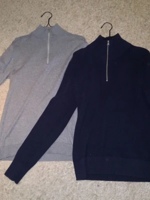 2 half zips - Säljer två stickade tröjor, den gråa från Selected Homme och den marinblå från cubus. Säljer båda för 300 eller 170 styck skriv vid intresse båda är i ny skick o nästan helt nya 🤗🤝🏻