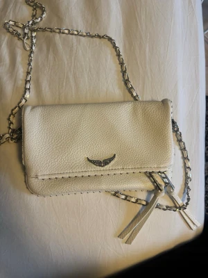 Vit axelväska med kedjerem - Jätte fin vit handväska nästan aldrig använd💕