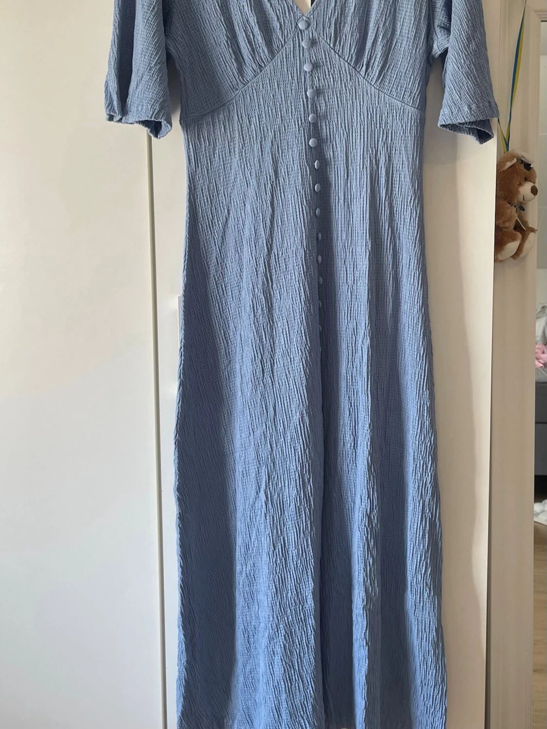 Ljusblå klänning med knappar - 1