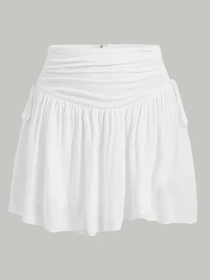 Vit kortkjol med omlott och knyt - Superfin vit kortkjol med omlott och knyt i midjan. Kjolen har en flowy passform och är perfekt för varma dagar. Tillverkad i ett lätt och luftigt material som ger en avslappnad vibe.