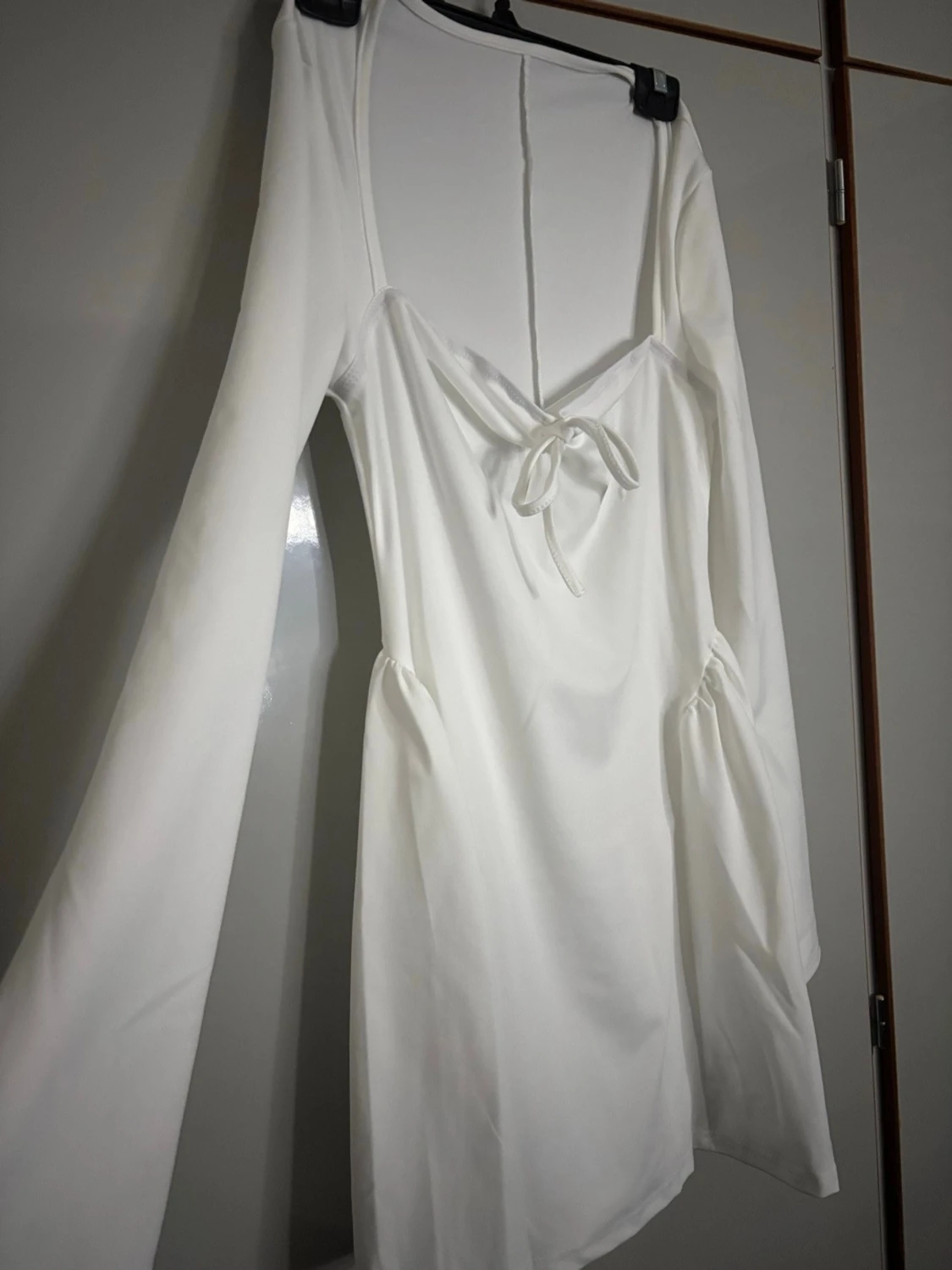 Vit kortklänning med knyt och v-ringning - 1