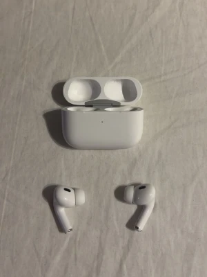 Apple AirPods Pro 2 USB-C - AirPods Pro 2  (Skickar snabbt) Hjälper syrran att sälja airpodsen.  Sparsamt använt och vi har rengjort skal, airPodsen och silikontopparna. Så väldigt fräscht och rent. Sammanlagt 4 Silikontoppar följer med (Olika storlekar) Oanvänd laddare ingår ( USB-C). Allt skickas i originalkartongen.  Fungerar felfritt och brusreduceringen är över förväntan bra. Det finns många inställningar så den blir mer personlig. Apple care garanti är på sista bilden. 