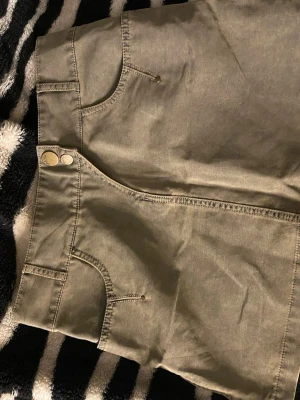 Militärgrön kjol - Kort Militärgrön kjol från mexx storlek 158, passar xs-s. Köpt på Sellpy 