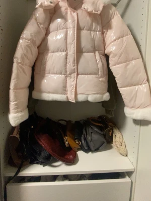 Ljusrosa Gina Young jacka  - Säljer en ljusrosa pufferjacka från Gina Young, helt oanvänd med prislapp kvar !💞