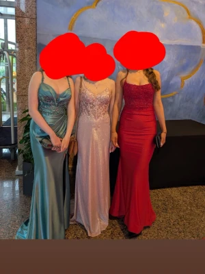 Röd balklänning Zapaka - Säljer min jättefina balklänning från förra årets bal som jag har använt endast en gång! Den är precis som ny.   Har en scrunch och dragkedja i ryggen, se bilder.  Hör av dig för fler bilder💞💞 Nypris: 1664 kr