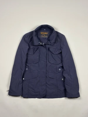 Woolrich Field Jacket - Woolrich Field Jacket | Modell: Field Jacket | Skick: Mycket fint | Nypris: 6999 kr | Storlek: S | Hör av dig vid minsta fundering 📦