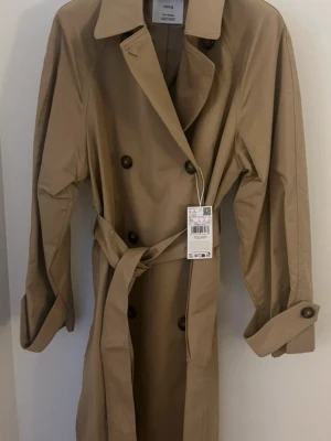 Trenchcoat  - Super fin helt ny trenchcoat från mango. Vattentålig. Nypris: 1 199kr !!
