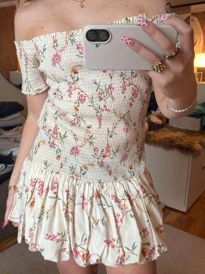 Hm klänning - Jättestrendig och fin klänning från hm!!🥹😍🙏🏽 Säljer pga att den är något för stor och inte kommit till användning 💞💐