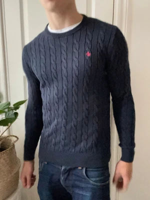 Morris tröja ribbad / stickad  - Morris tröja ribbad / stickad, i storlek S som är lite liten på modellen som är 180 cm 75 kg. Inga defekter förutom att tröjan kan anses vara lite urtvättad. Kom med frågor! 