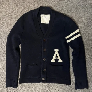 Abercrombie Cardigan - Tja säljer nu en riktigt snygg cardigan från Abercrombie & Fitch för endast 999kr! Pris är ej hugget i sten, hör av er i dm vid funderingar 🙌