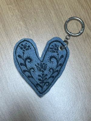 Nyckelringar - Här är KEYBE-UFs hjärt-nyckelringar! Vi säljer egengjorda jeansberlocker med nyckelringar, som antingen har en enkel eller vanlig funktion! (Se sista sidan för bild) Med den vanliga funktionen kostar berlocken+nyckelringen bara 79kr!