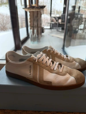 Lanvin skor - Riktigt stilrena och clean låga sneakers från Lanvin, en modell som inte alls är lika populär som t.ex. DBB1. Storlek 43, box medkommer, skriv vid frågor!