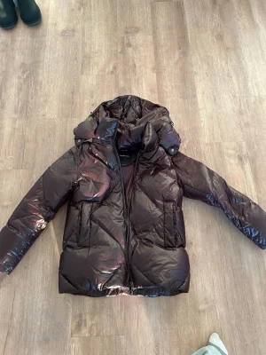 Vinröd Massimo dutti vinterjacka  - Vinröd Massimo dutti jacka som bara är använd en vinter, den finns inte kvar att köpa längre på hemsidan. Storlek xs 