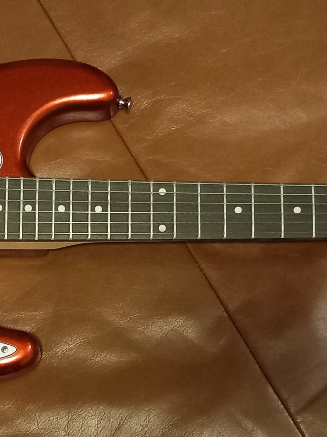 Splitter ny jätte snygg Strata gitarr med tillbehör till ett bra pris.