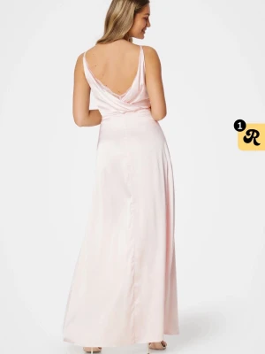 Ljusrosa balklänning - En ljusrosa balklänning från nelly som inte finns kvar längre. Den andra bilden är lånad men jag har fler jag kan skicka. Har sytt upp en cm på banden men inget som syns direkt. Den är i satinliknande material, jättefin. Skicka om det är fler frågor.